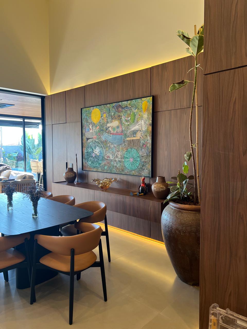 Painel ripado de madeira em living