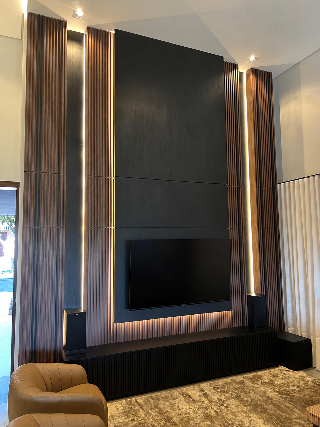 Living planejado Belotti com painel de TV em madeira